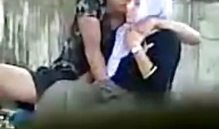 Моя мама дозволяє синові смикати за сосок порно відео мама і син