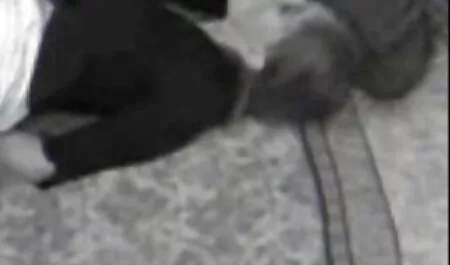 Вона порно син і мама дала йому покривала і тримала його за руки у ванній