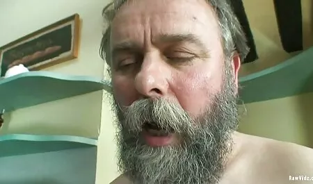 Батько карає неслухняну дівчинку величезним членом порно мами і сина