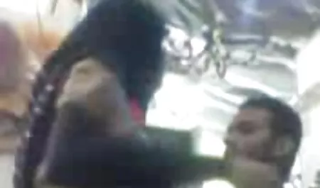 Двоє дітей танцюють порно мама і син відео перед камерою ендоскопа